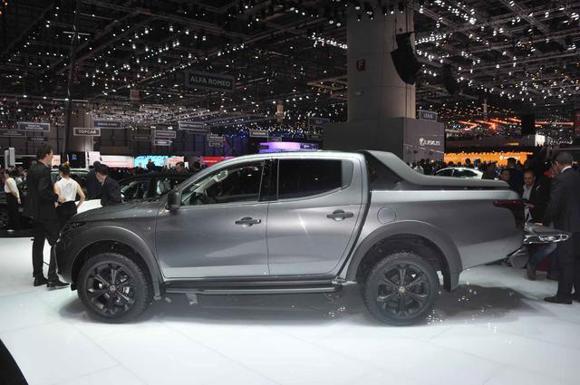 se equipa con dos motores: el diésel de 2,5 litros, con potencias comprendidas entre 81 kW (110 CV) y 131 kW (178 CV), y el gasolina de 2,4 litros que desarrolla 97 kW (132 CV) de potencia.